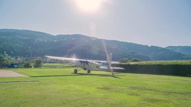 Hava dalışı için Libelice Havalimanı 'ndan uçak kalkışa hazırlanıyor. Güneş ışınları