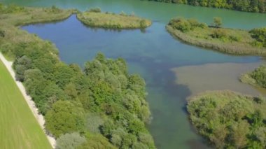 Dravograd yakınlarındaki Drava nehrinin manzaralı körfezinin üzerindeki hava aracı.