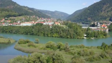 Dravograd Gölü ve Hidroelektrik santrali manzarası