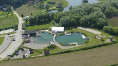 Radlje gölünün Drava nehri üzerindeki hava aracı görüntüleri ve yoğun ağaçlar ve tarlalarla dolu güzel bir manzara.