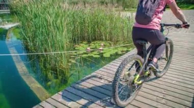 Dışarıda iki motorcu var. Aktif, sağlıklı bir yaşam tarzı. Kapat.