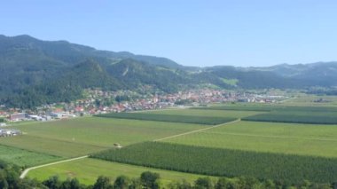 Arkasında ekili tarlalar ve dağlar olan güzel manzaranın hava aracı görüntüleri.