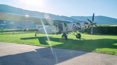 Bir grup paraşütçü bir uçağın içinde bir sonraki atlayışa hazırlanıyor.