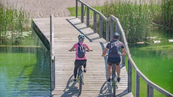 Podążaj Ujęciem Ludzi Jeżdżących Rowerze Drewnianej Ścieżce Wodzie Jazda Rowerze — Wideo stockowe