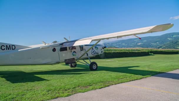 Pequeño Avión Máquina Hélice Para Paracaidismo Despega Prado Asfalto Verde — Vídeos de Stock