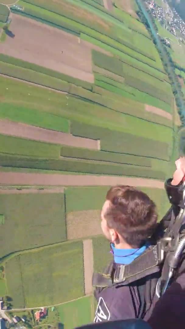 Dois Pára Quedistas Voando Sob Campos Verdes Aldeia Com Casas — Vídeo de Stock