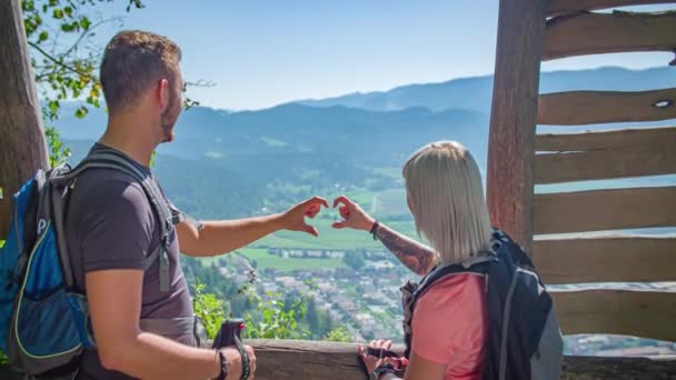 Par Excursionistas Mirador Haciendo Una Señal Del Corazón Concepto San — Vídeo de stock