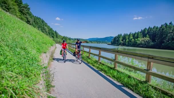 Rowerzyści Zwiedzają Muta Slovenia Zwolnionym Tempie — Wideo stockowe