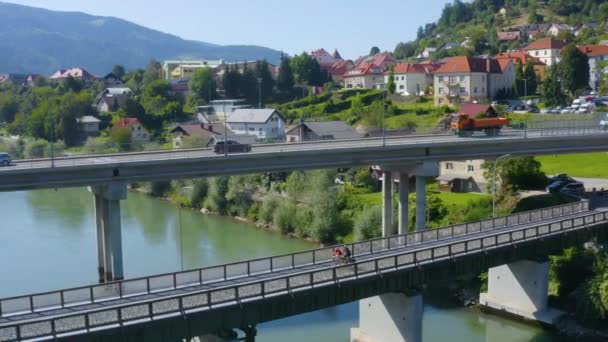 Vue Aérienne Couple Mâle Femelle Faisant Vélo Long Pont Dessus — Video