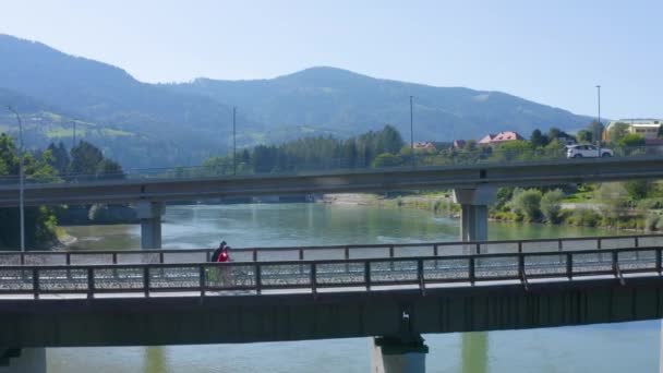 Drava Nehrinin Üzerindeki Bir Köprüde Bisiklet Süren Erkek Kadın Çiftin — Stok video