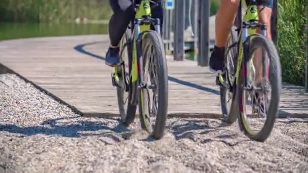 Uomo Donna Gambe Sella Alla Bici Fuori Stile Vita Attivo — Video Stock