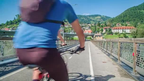 Čtyři Cyklisté Jásají Při Jízdě Mostě Slovinsko — Stock video