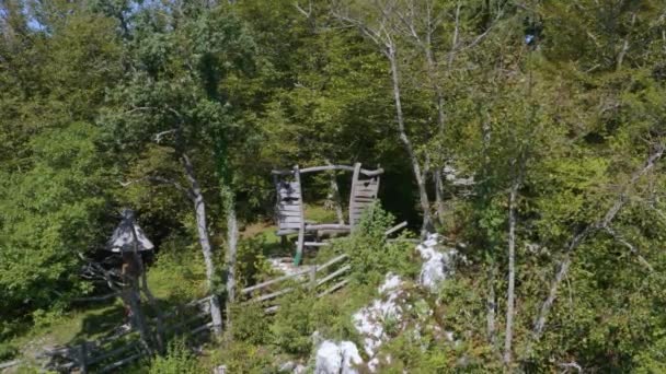 年轻夫妇在被森林环绕的小山上徒步旅行 窗户太绿了 由木头制成 — 图库视频影像