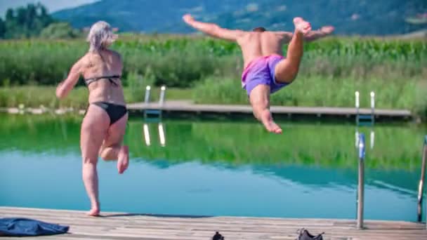 Ελκυστικό Ζευγάρι Μαγιό Πηδούν Μια Λίμνη Διασκέδαση Χαρούμενες Και Διακοπές — Αρχείο Βίντεο