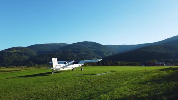 Pilatus Flugzeug Von Aviofun Landet Nach Fallschirmsprung Lauf Ein Fallschirmspringer — Stockvideo