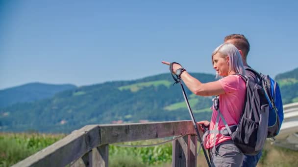 Trekkers Utforska Radlje Dravi Destination Slovenien Slow Motion — Stockvideo