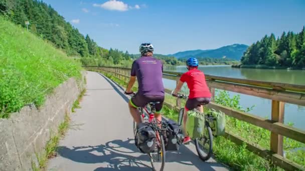 Rückansicht Paar Hat Radtour Rund Muta Slowenien Slowmo — Stockvideo