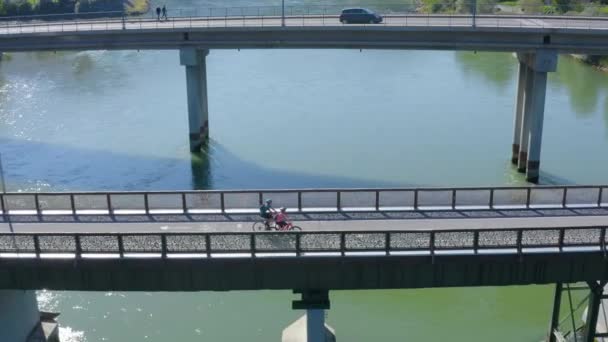 Erkek Kadın Çiftin Drava Nehri Üzerindeki Bir Köprü Boyunca Bisiklet — Stok video