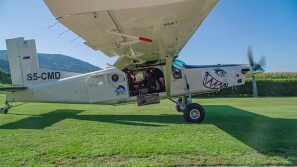 Group Parachuters Get Airplane Aerodrome Next Jump Extreme Sports — Stock Video