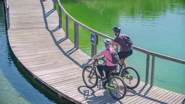 Paar Radelt Vom Naturbad Radlje Dravi Zurück — Stockvideo