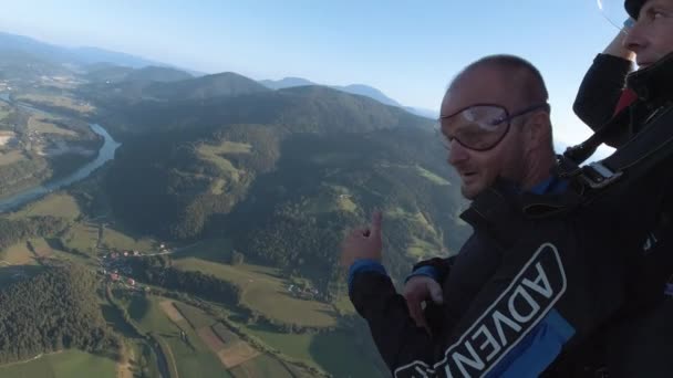 Twee Mannelijke Zweefvliegtuigen Genieten Van Uitzicht Schilderachtige Groene Vallei — Stockvideo