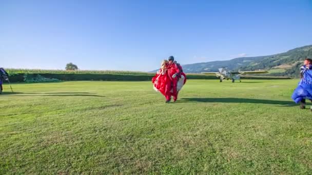 Grupo Pára Quedas Esporte Extremo Andar Realização Paraquedas Frente Avião — Vídeo de Stock