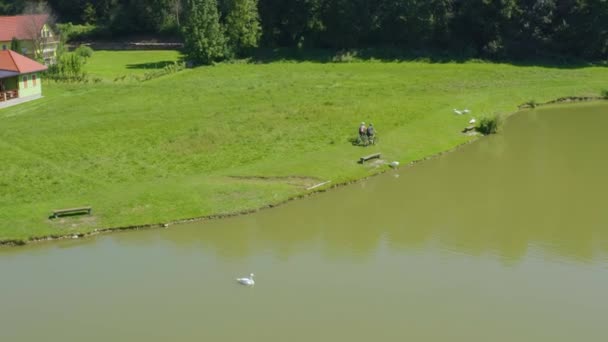 Paar Den Dreißigern Mit Fahrrädern Seeufer Entlang Drohnenabschuss Weit Sichtbar — Stockvideo