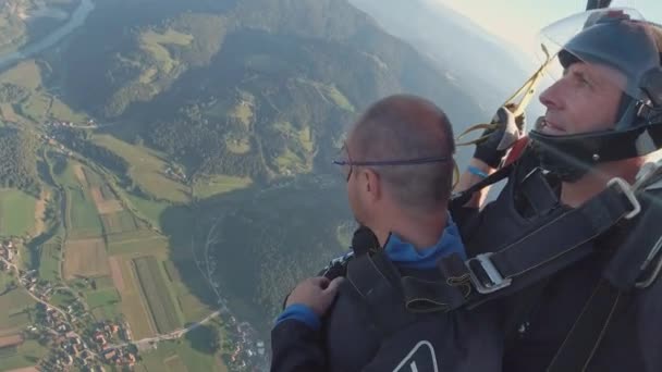 Sky Diving Tandem Dengan Teman Teman Gembira — Stok Video