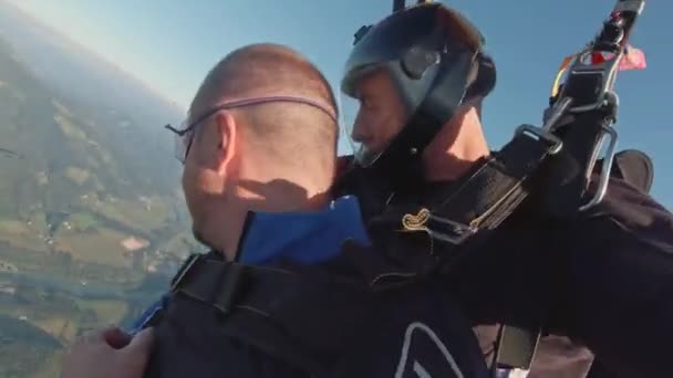 Skydiving Glad Instruktör Och Student Eller Turist — Stockvideo