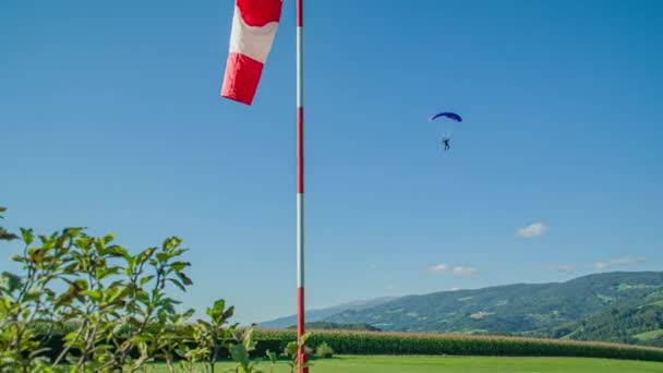 Skydiver Sulla Strada Terra Atterra Modo Sicuro Abbatte Paracadute — Video Stock