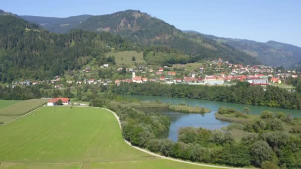 Volando Sobre Campo Cerca Del Lago Drava Eslovenia Antena — Vídeo de stock