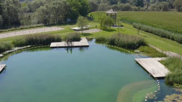 Couple Vélo Radlje Dravi Park Slovénie Arrête Une Jetée Lac — Video