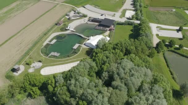 Aereo Drone Filmato Bar Sul Lago Cristallino Con Piccolo Ponte — Video Stock