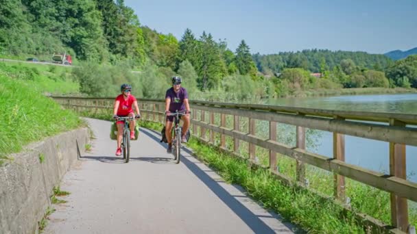 Alegre Amigos Bicicleta Una Pista Ciclismo Junto Río Hermoso Día — Vídeo de stock