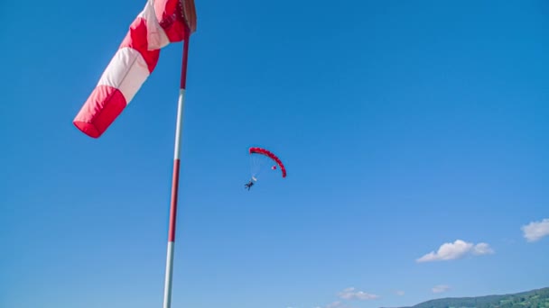 Instructeur Student Tandem Parachutespringen Landing Windsok Toont Windrichting — Stockvideo
