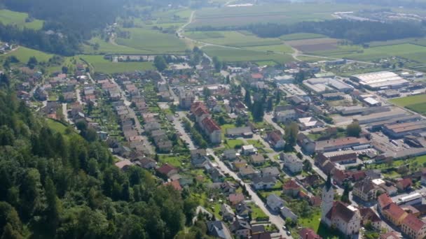 Tournage Droite Coulissant Petit Village Slovénie Village Traditionnel Avec Église — Video