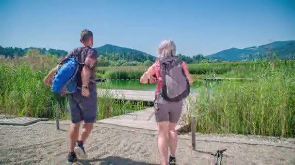 Muž Žena Běží Zelené Vodě Všeho Nechat Jít Plavat Venkově — Stock video