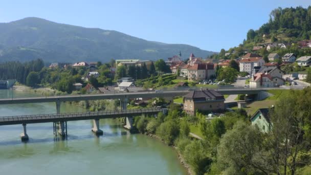 Pont Sur Rivière Avec Des Voitures Passant Ville Sur Colline — Video