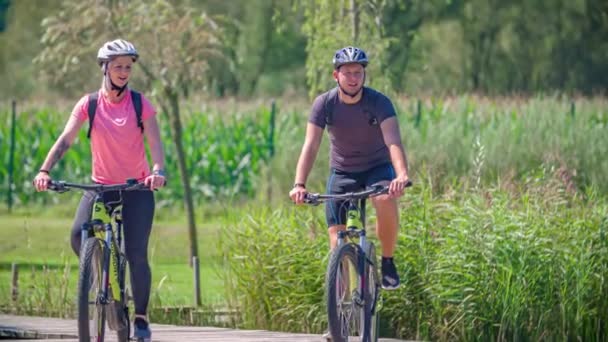 Een Paar Stoppen Met Fietsen Praten Waar Gaan Avontuur Buiten — Stockvideo