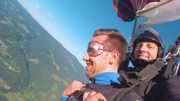 Два Лижника Летять Під Полями Пагорбами Насолоджуються Прекрасним Видом Адреналіном — стокове відео