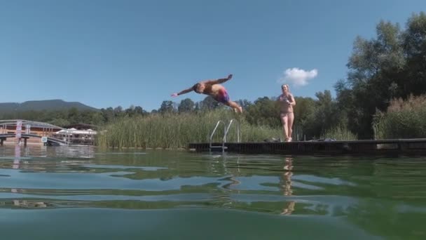 Mladý Samec Samice Společně Ponoří Jezera Tím Běží Poskakuje Zpomaleném — Stock video