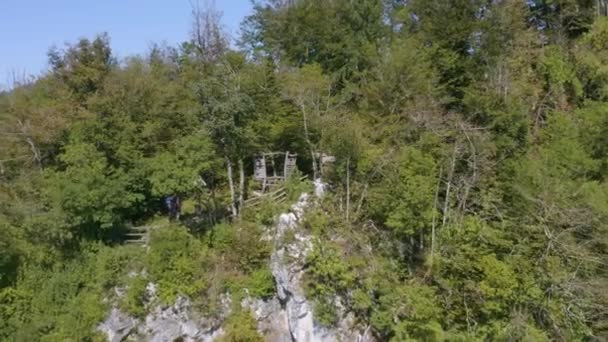 Drone Vista Del Sentiero Montagna Con Oggetto Legno Artificiale Sulle — Video Stock