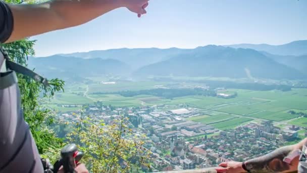 Wandelaars Paar Observatieplatform Handen Omhoog Wijzen Naar Stad Berg — Stockvideo