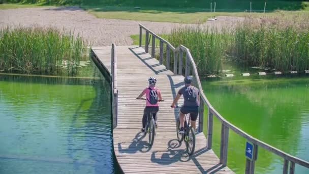 Paar Auf Mountainbikes Über Holzbrücke Radlje Dravi Park Slowenien Nachschuss — Stockvideo