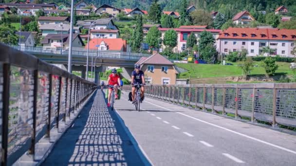 Две Взрослые Пары Едут Велосипеде Солнечный День Мосту Машин — стоковое видео