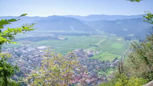 Direita Para Esquerda Pan Tiro Uma Bela Paisagem Com Montanhas — Vídeo de Stock