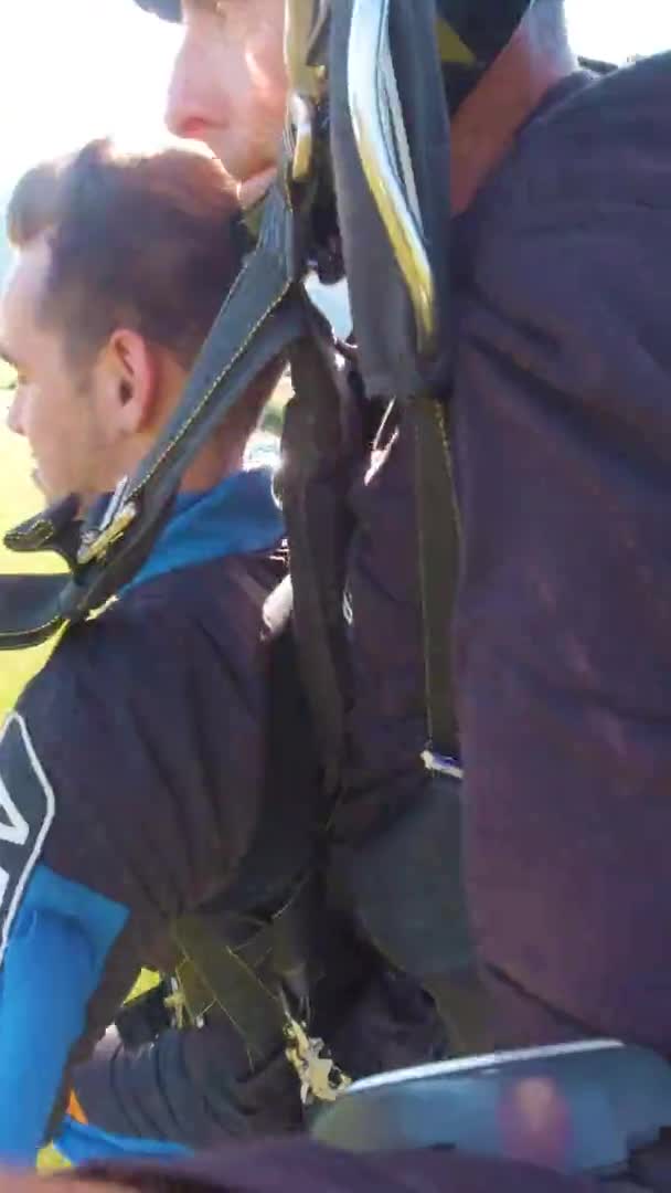 Dos Paracaidistas Aterrizando Hierba Verde Muy Feliz Satisfecho — Vídeos de Stock