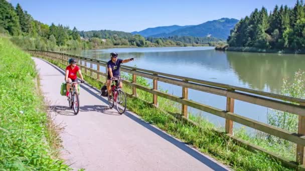 직각으로 슬로베니아의 아름다운 드라바 자전거 노선을 자전거를 남녀의 사진이 — 비디오