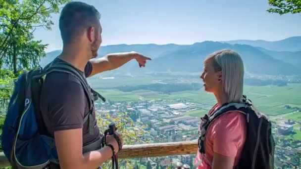 Les Randonneurs Arrêtent Point Vue Panoramique Vue Imprenable Sur Radlje — Video