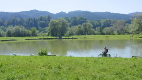 Pasangan Pria Dan Wanita Berusia Mengendarai Sepeda Danau Tembakan Dari — Stok Video